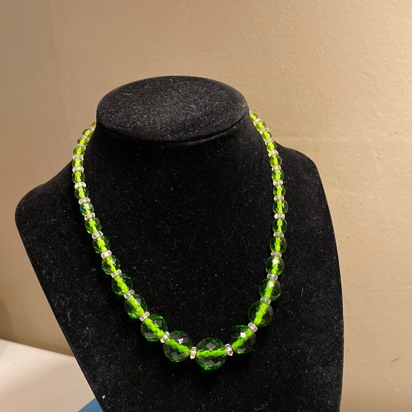 Green Glass Bead Necklace - Picture 2 of 8